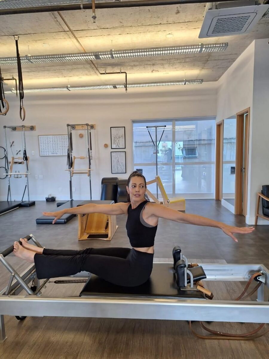 Aluna em exercício de equilíbrio no Reformer